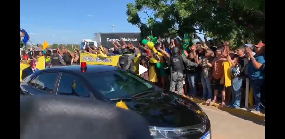 (VÍDEO) Bolsonaro é recebido com festa e gritos de "mito" em Pernambuco; assista