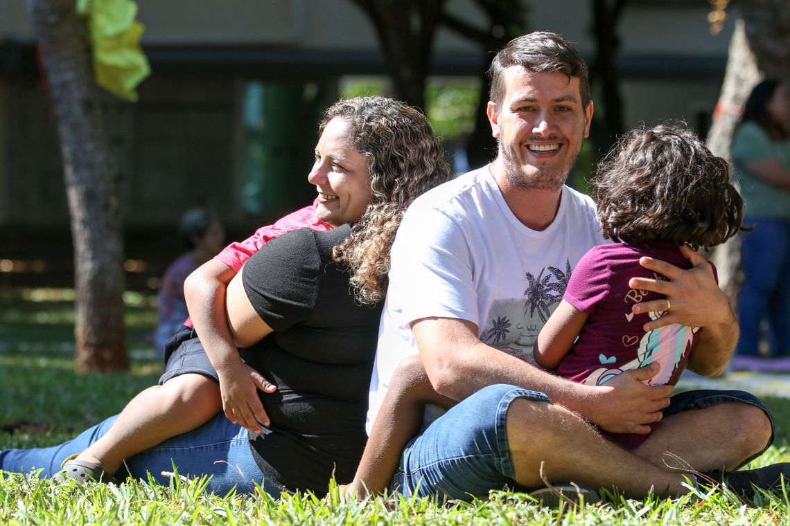 Casal conta como rotina de vida mudou com adoção de irmãos