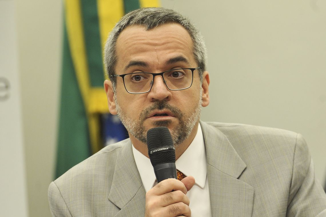 Professores levantam livros de Paulo Freire em protesto contra ministro