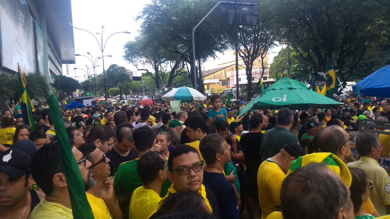(VÍDEO) Multidão canta hino nacional em manifestação a favor de Bolsonaro no RN