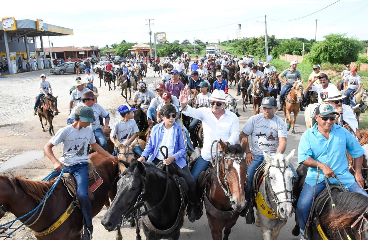 Ezequiel participa da tradicional cavalgada de Nossa Senhora Aparecida