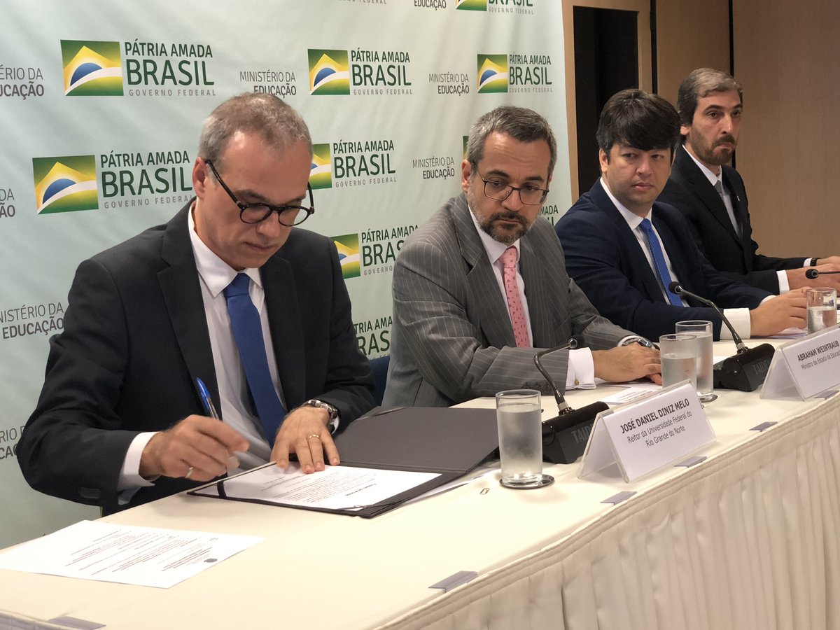 Novo reitor da UFRN toma posse em Brasília