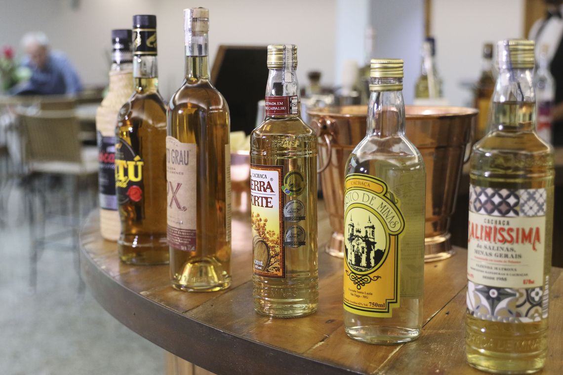 Mais de 800 municípios do país produzem cachaça e aguardente