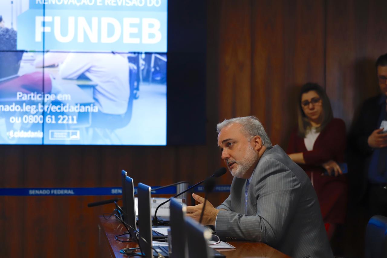 Weintraub se coloca no rol de antiministros, diz Jean sobre ministro da Educação