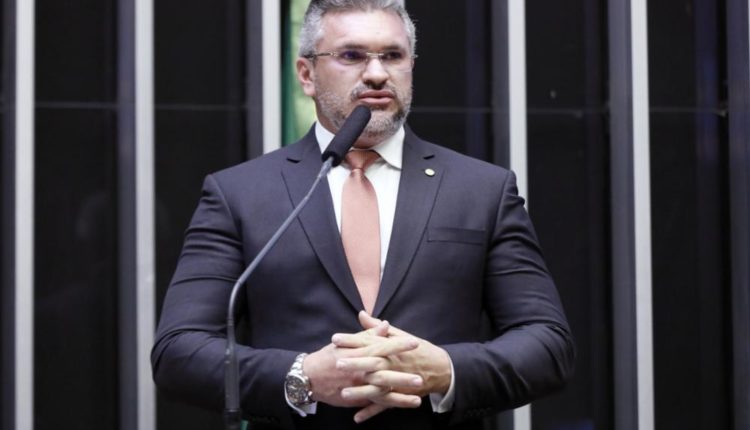(VÍDEO) Deputado dá cabeçada em colega no plenário da Câmara; assista