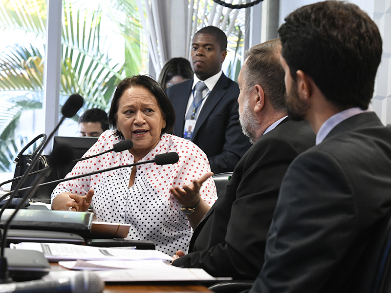 "Precisamos de investimentos, não de cortes na educação", diz Fátima no Senado