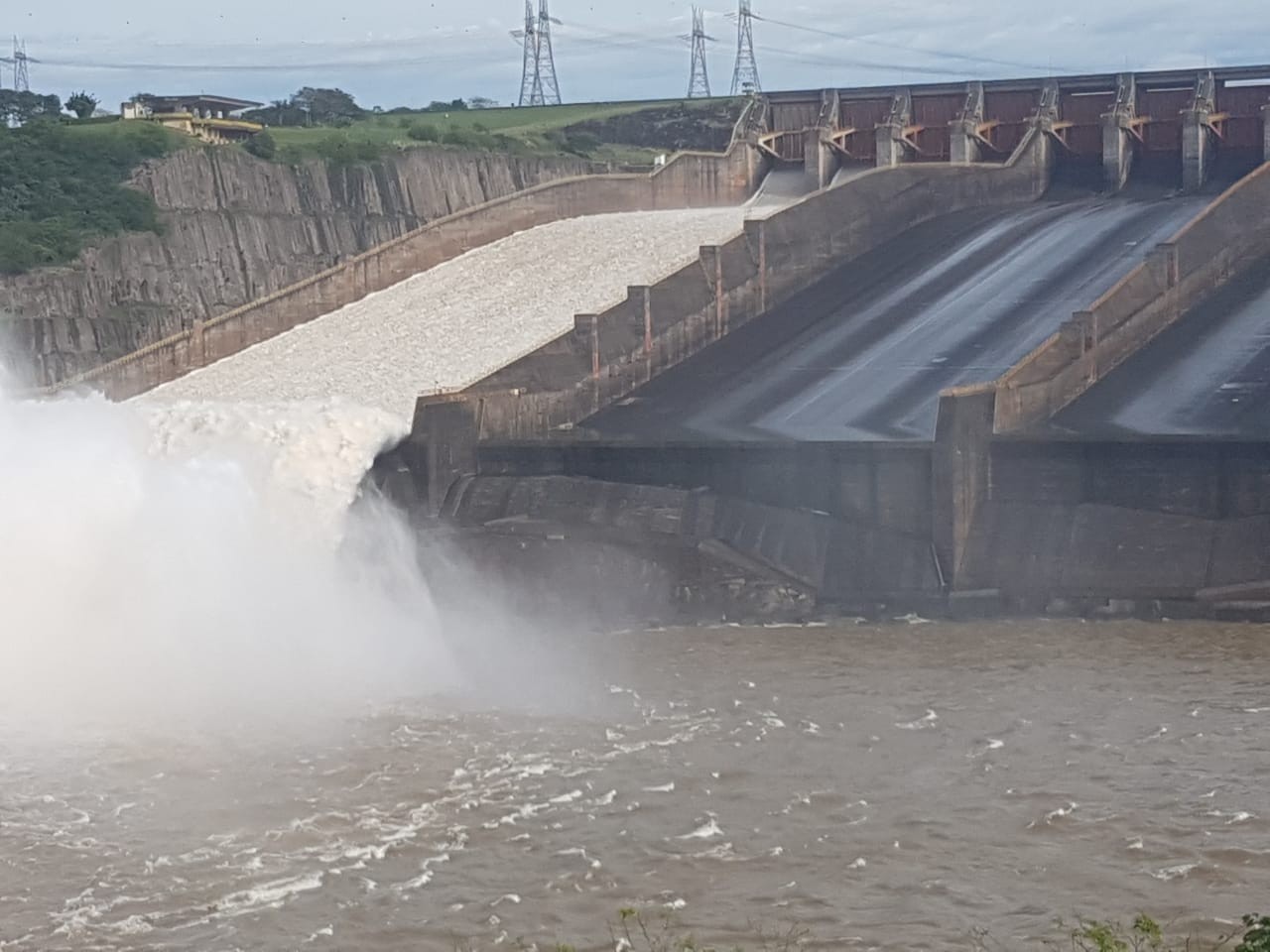 Usina de Itaipu volta a verter depois de sete meses