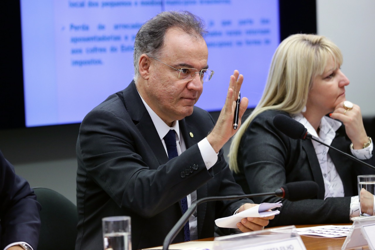 Relator defende manutenção de estados e municípios na reforma da Previdência