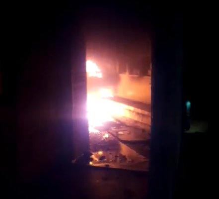 Em dia prometido para ataques, base da PM é incendiada; Governo nega relação