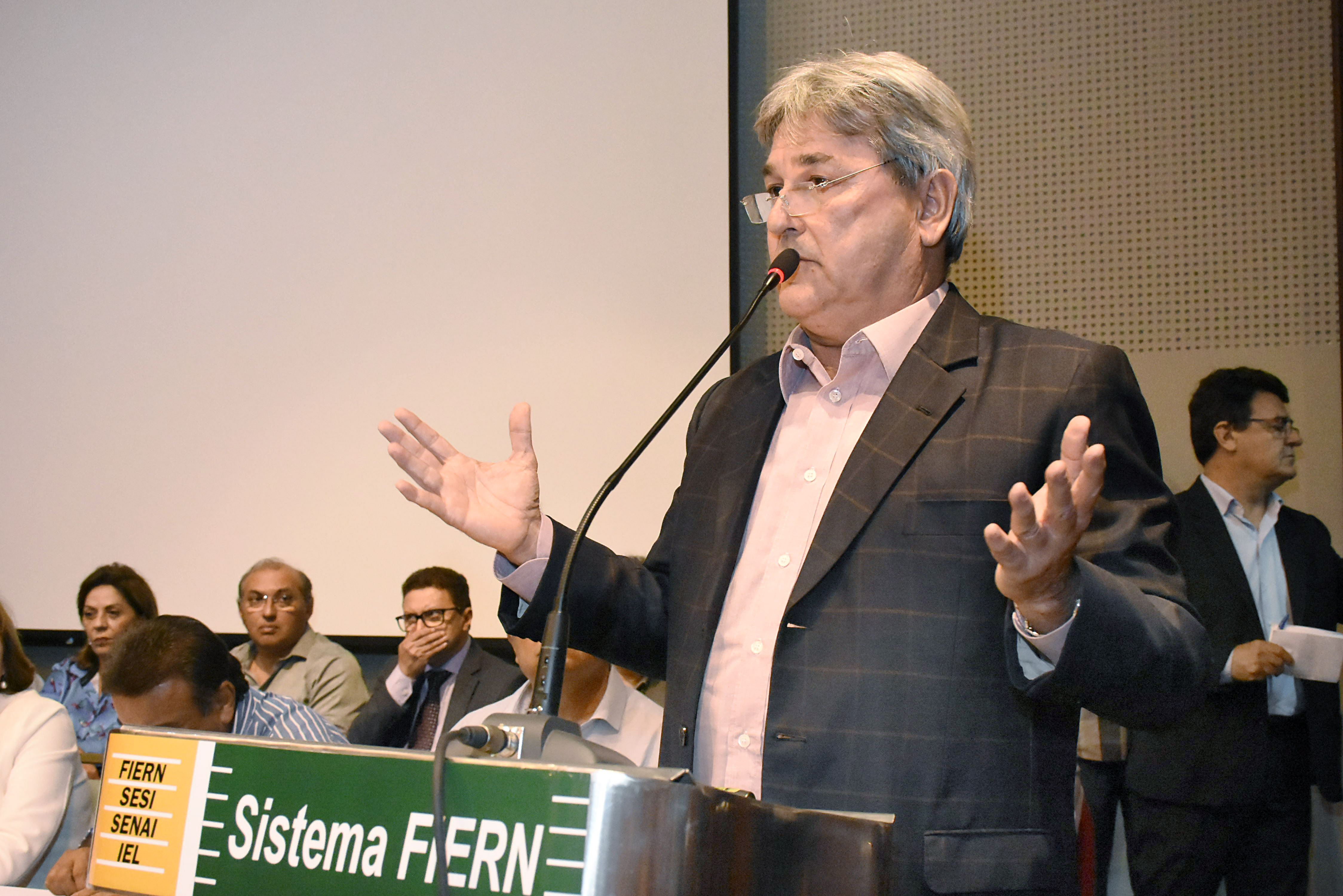 Tomba critica ausência de bancada federal em evento com prefeitos e vereadores