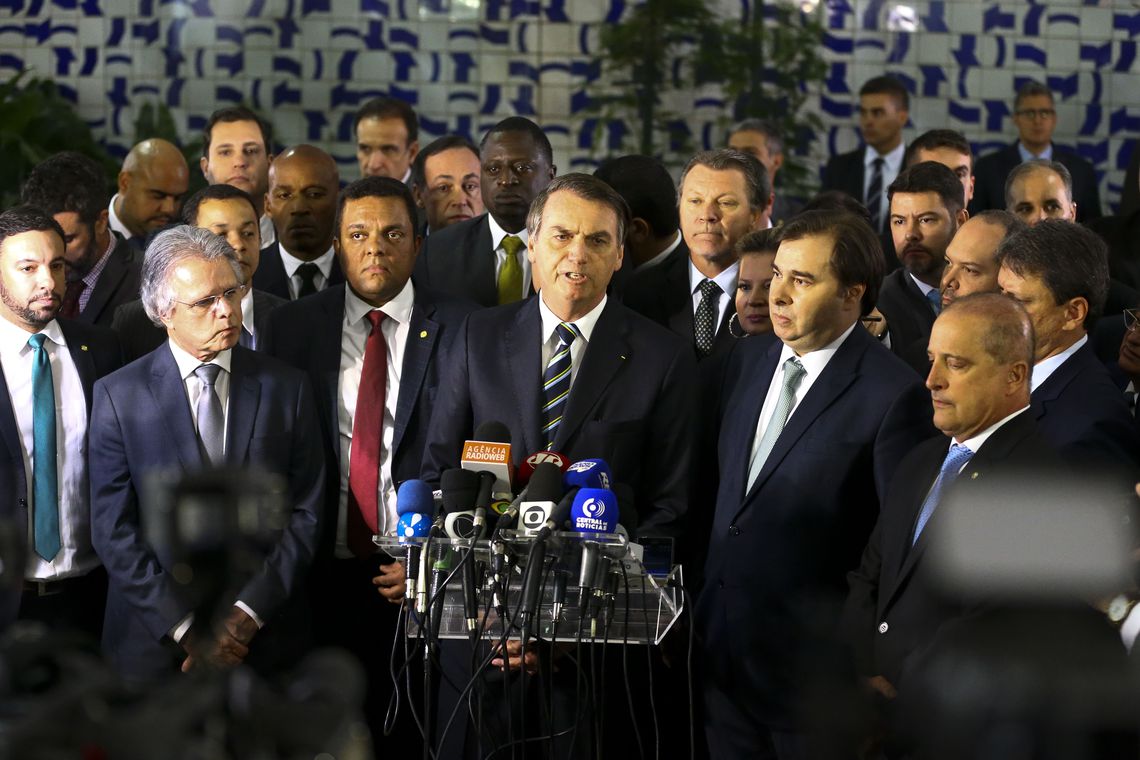 Governo Bolsonaro apresenta proposta que dobra limite de pontos da CNH