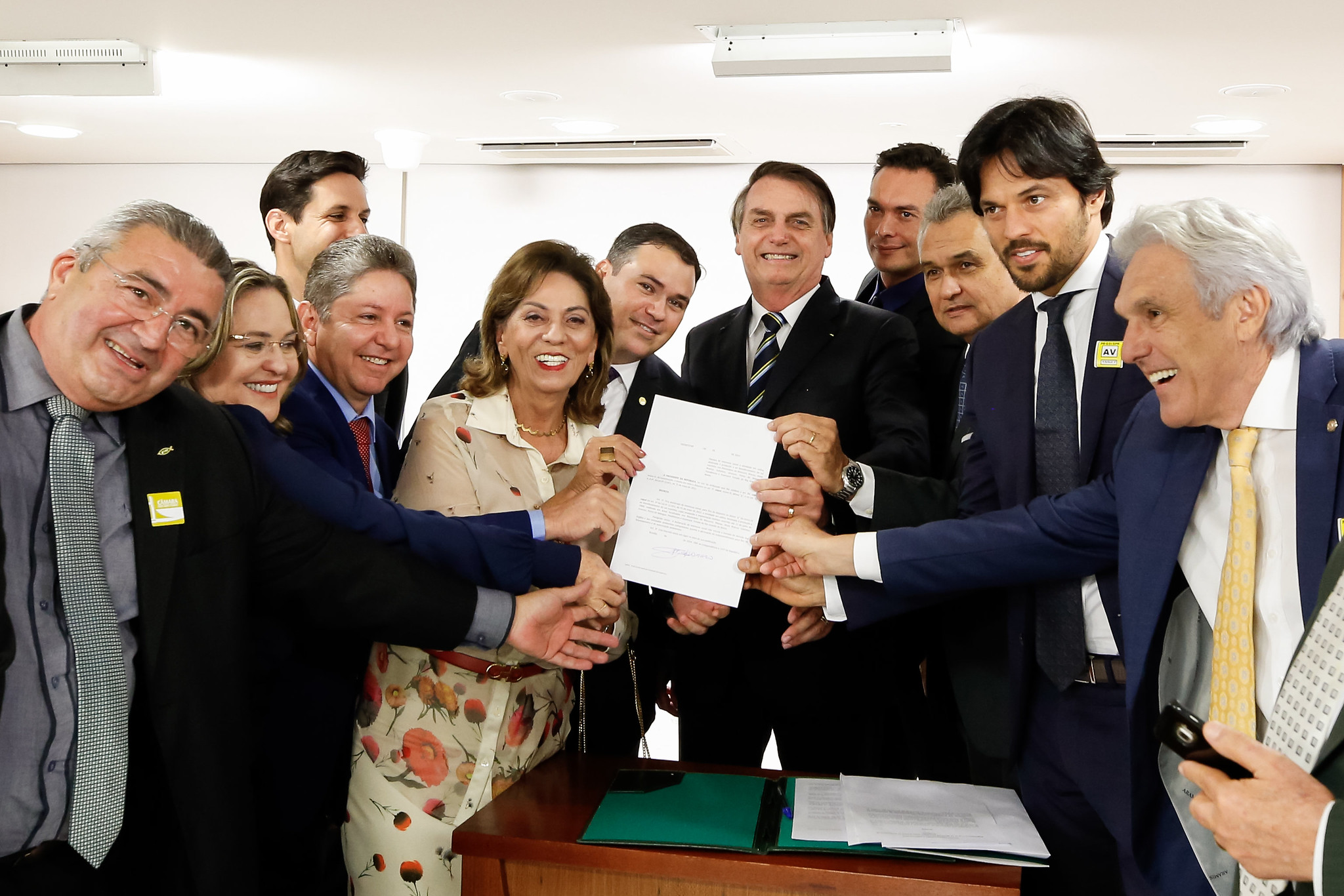 Bolsonaro assina decreto e sal é reconhecido com um bem de interesse social
