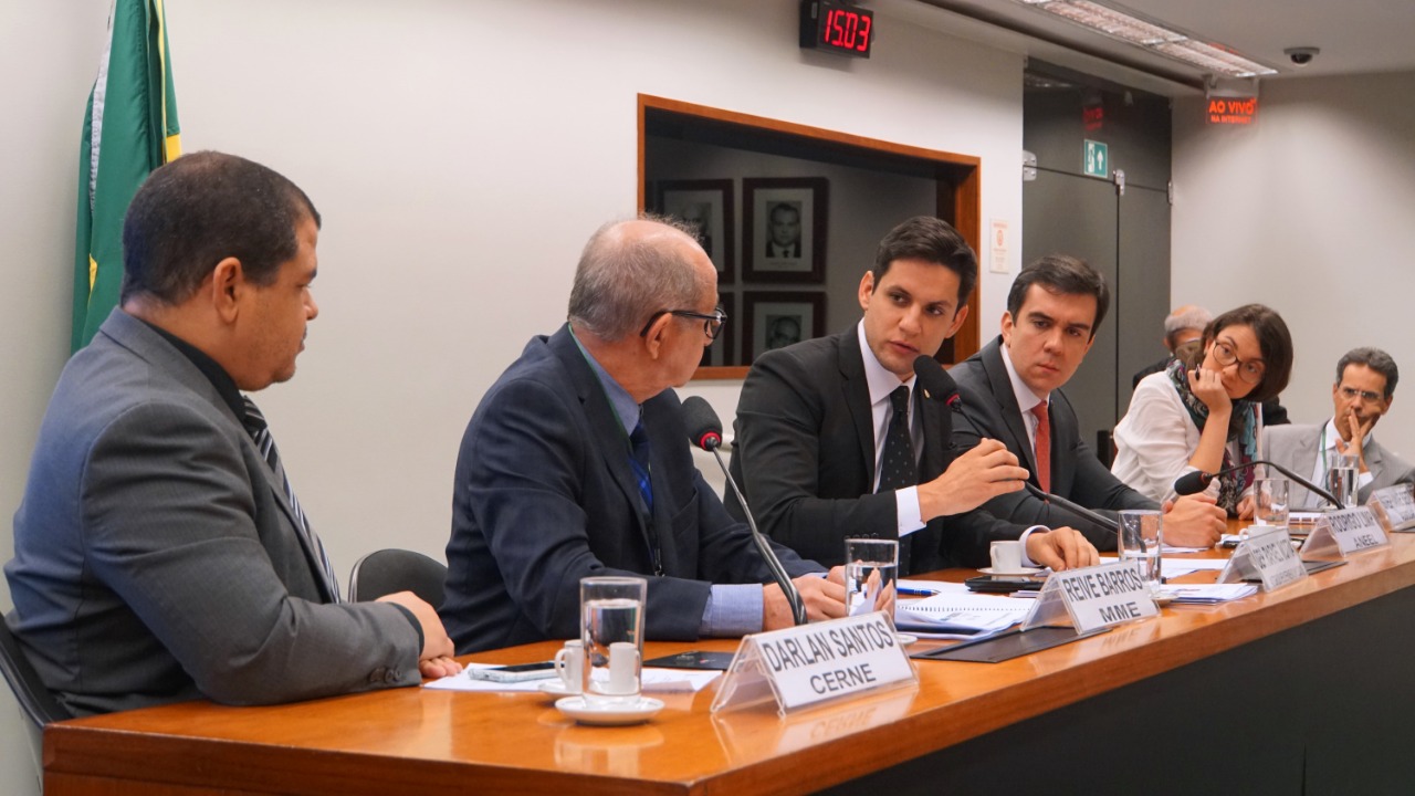 Rafael Motta preside audiência pública sobre energia fotovoltaica distribuída