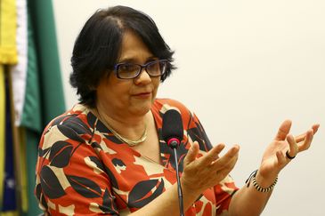 Debate sobre gênero provoca sofrimento em jovens, diz Damares