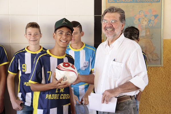 Prefeitura de São Miguel fomenta prática esportiva com entrega de kit a alunos