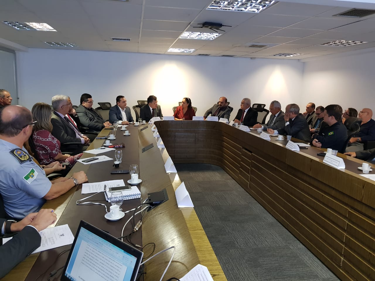 Após ameaça de ataques, Governo reúne Poderes para tratar do sistema prisional