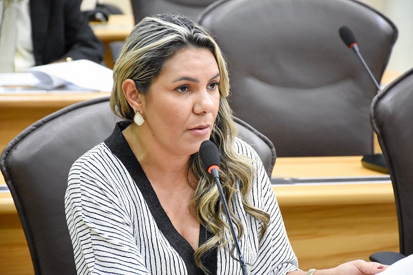 Projeto de Eudiane Macedo acaba taxa de religação de serviços públicos