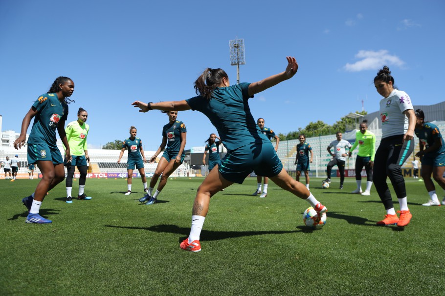 Seleção feminina de futebol estreia hoje na Copa do Mundo; saiba onde assistir