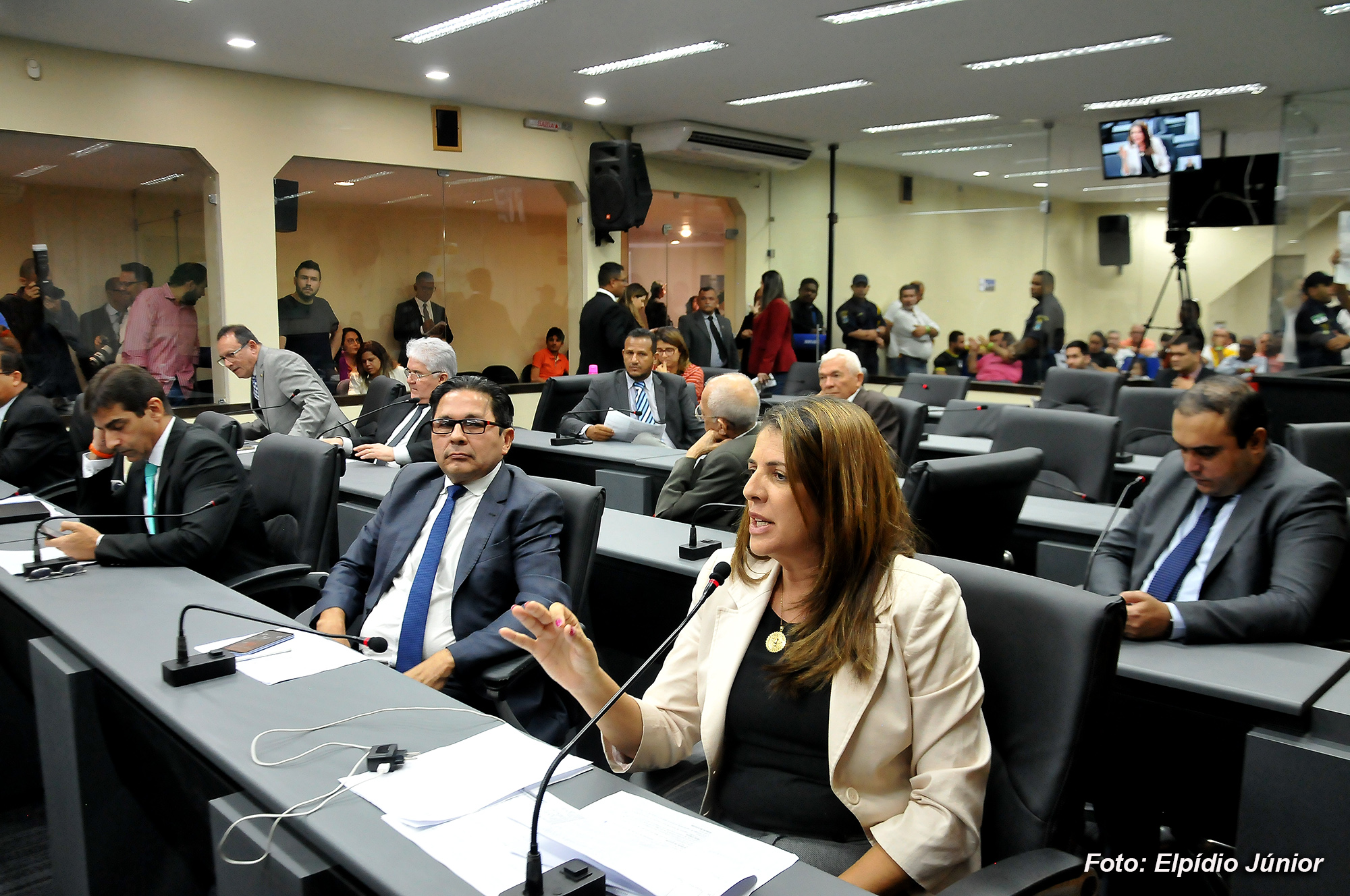 (VÍDEO) Câmara aprova emenda e motoristas de Uber precisarão de cadastro na STTU