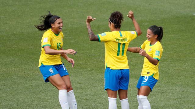 Sem Marta, seleção feminina goleia Jamaica e estreia com vitória na Copa