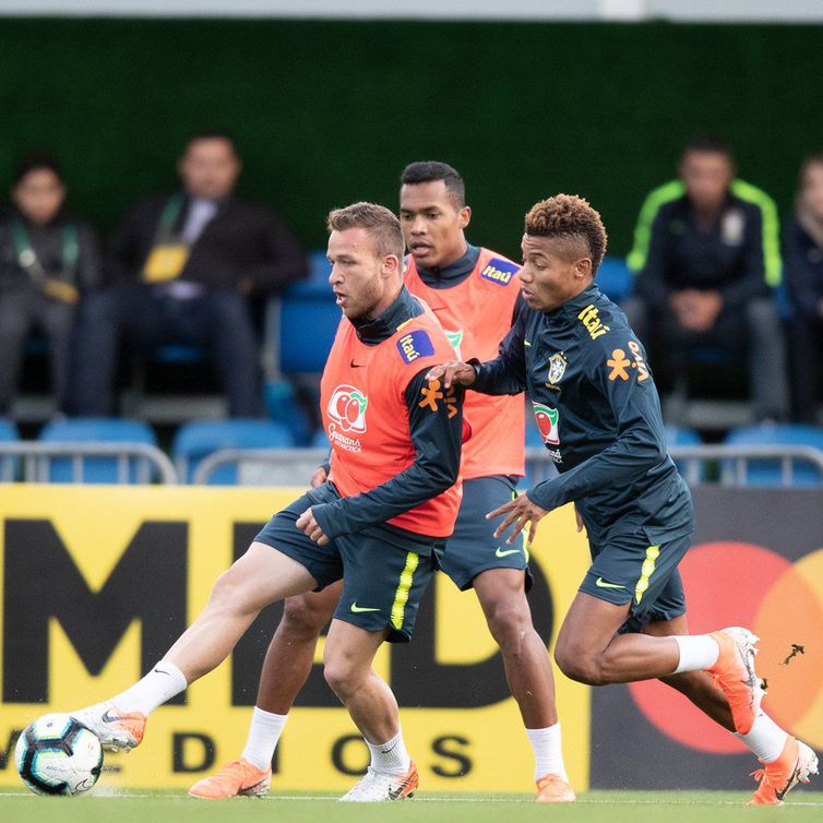 Volta de Arthur aos treinos da seleção ainda não está definida