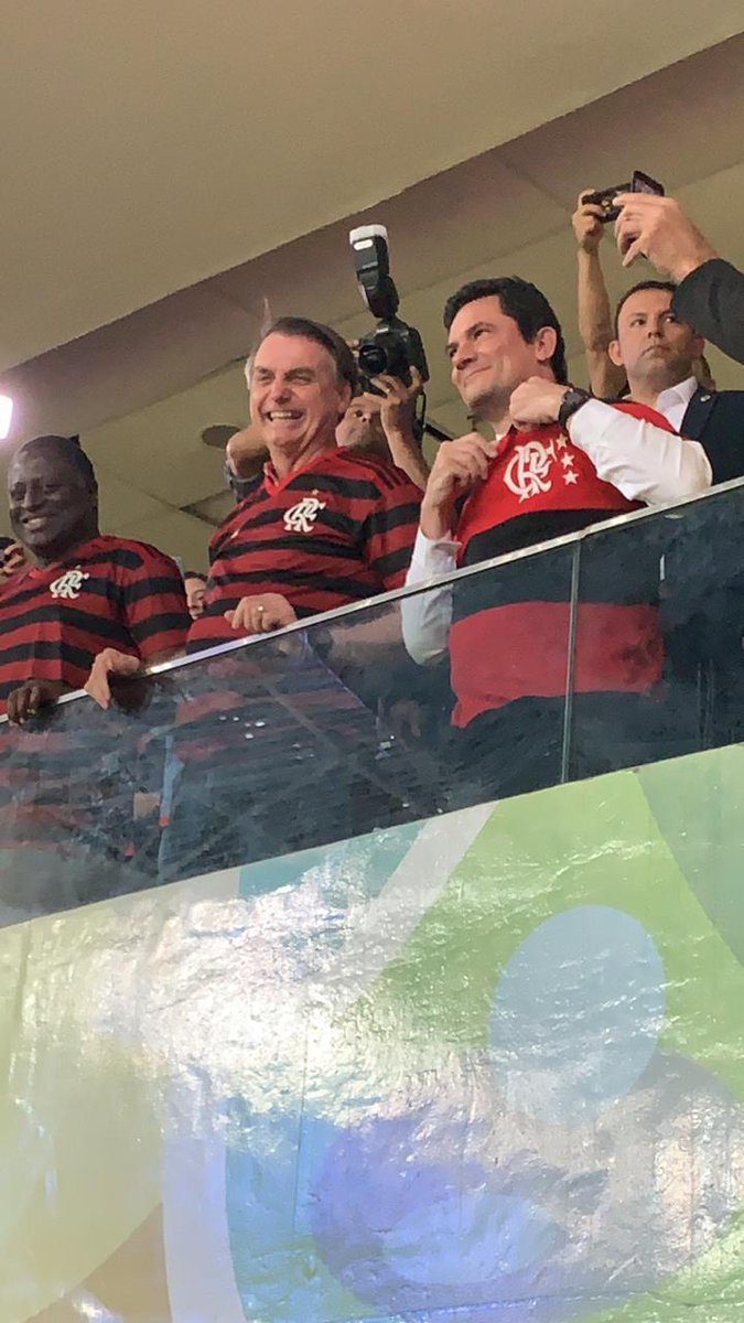 Bolsonaro e Moro vão a jogo do Flamengo sob vaias e aplausos da torcida; assista