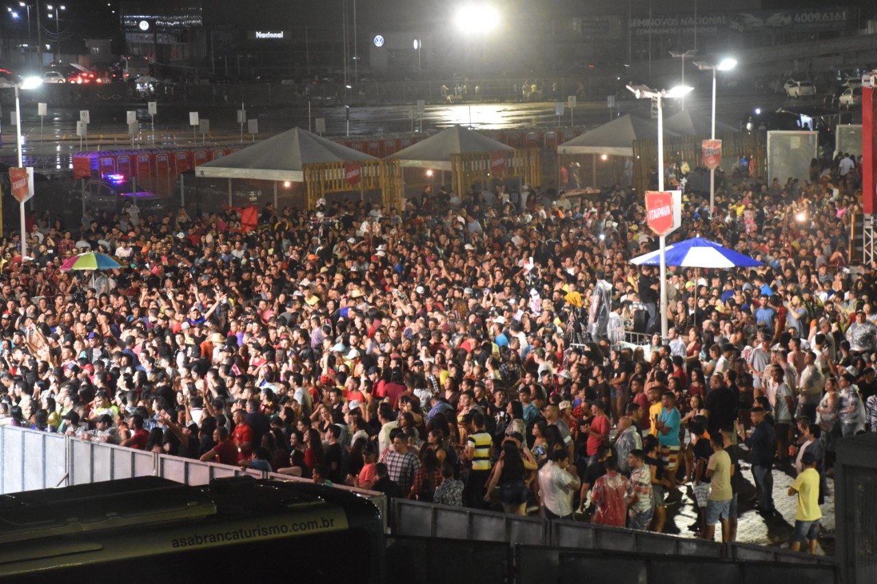 Multidão assiste show de Xandy Avião no São João de Natal