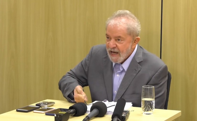 Lula põe facada contra Bolsonaro em dúvida: "Muito estranha, não havia sangue"