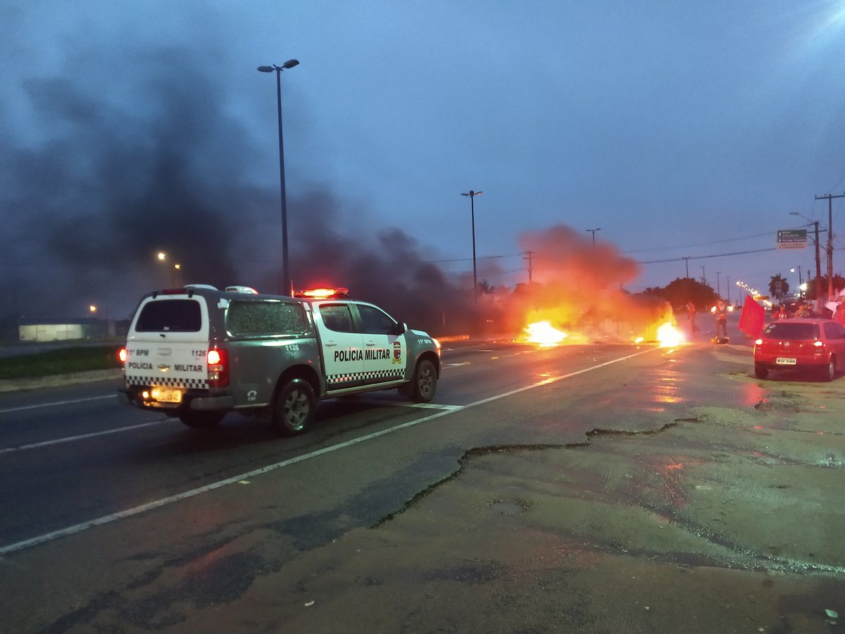 Protesto interrompe rodovia no Parque dos Coqueiros; ônibus saem com atraso