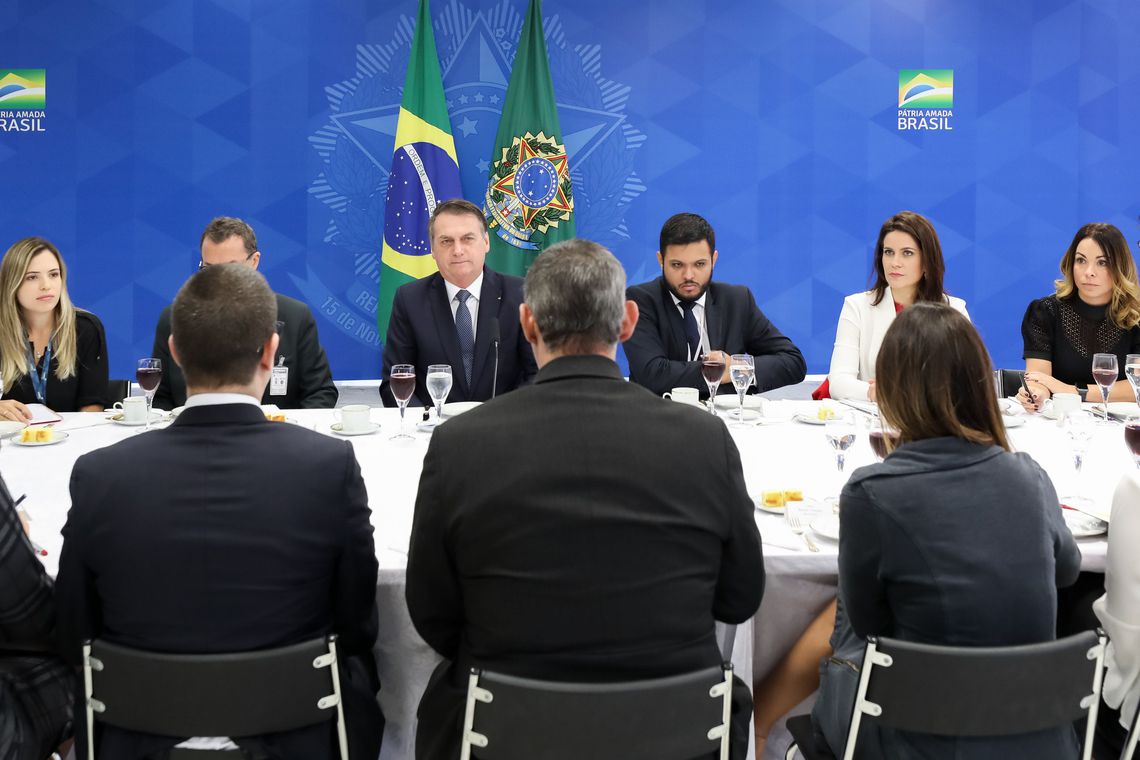 Bolsonaro promete demitir presidente dos Correios por crítica à privatização