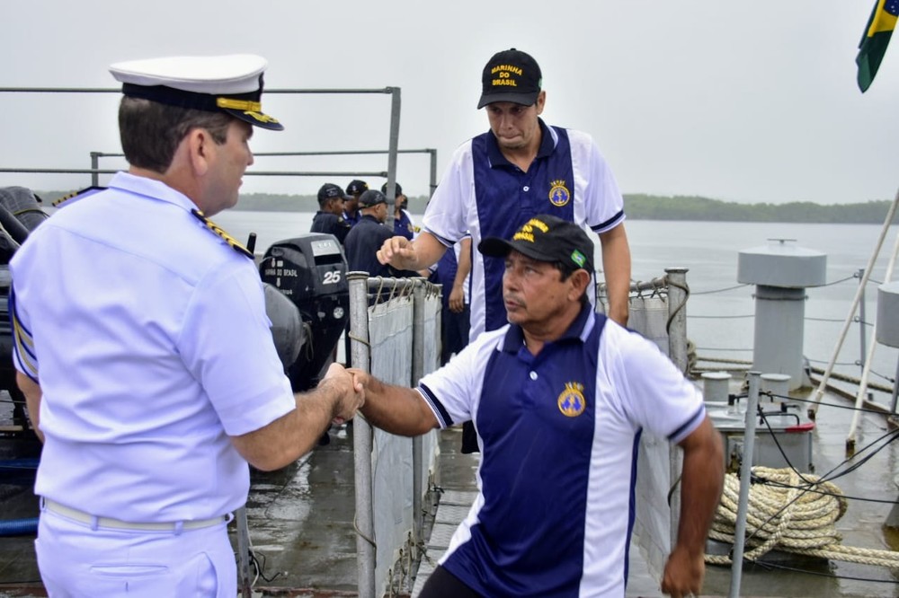 Sobreviventes de naufrágio desembarcam em Natal após resgate da Marinha