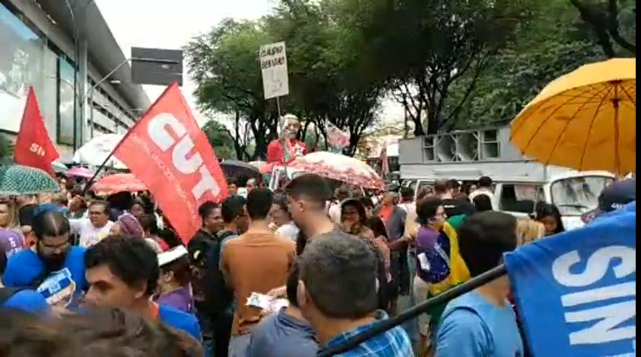 Manifestação em Natal tem até boneco de Lula