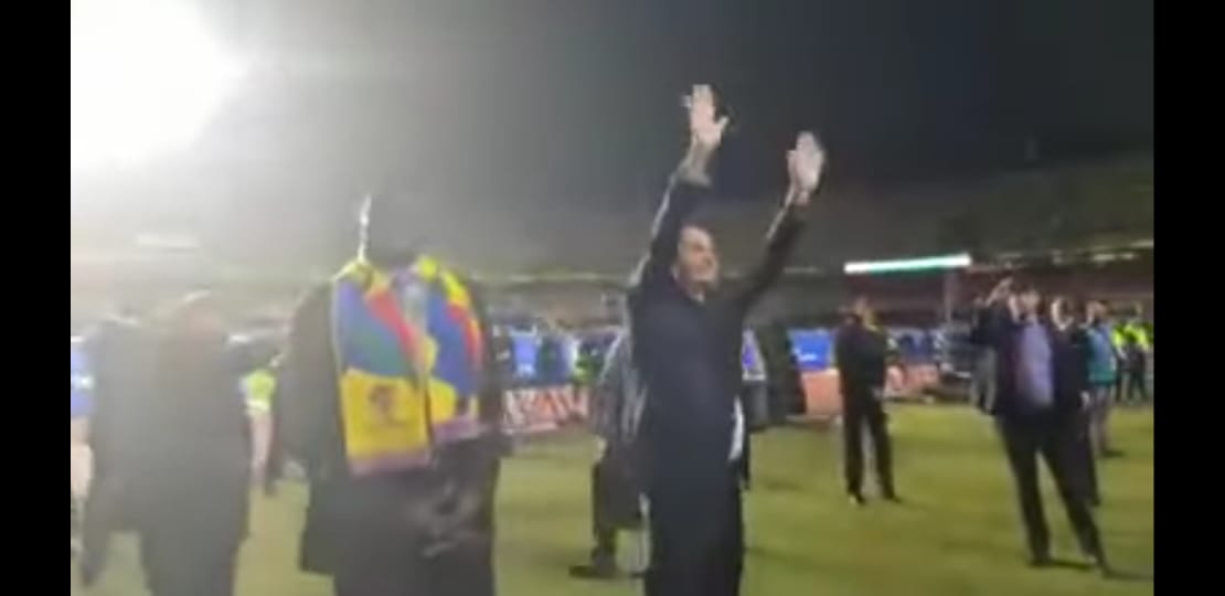 (VÍDEO) No dia da greve geral, Bolsonaro é ovacionado no jogo do Brasil; assista