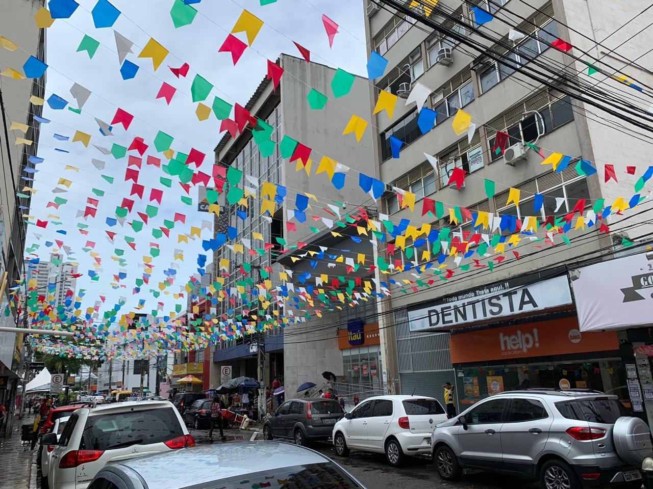 (VÍDEO) Em Natal, bairro ganha decoração de São João e terá trio de sanfoneiro