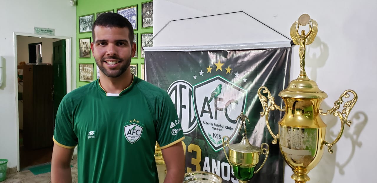 (VÍDEO) Novo técnico do Alecrim tem 26 anos e licença até da UEFA; assista