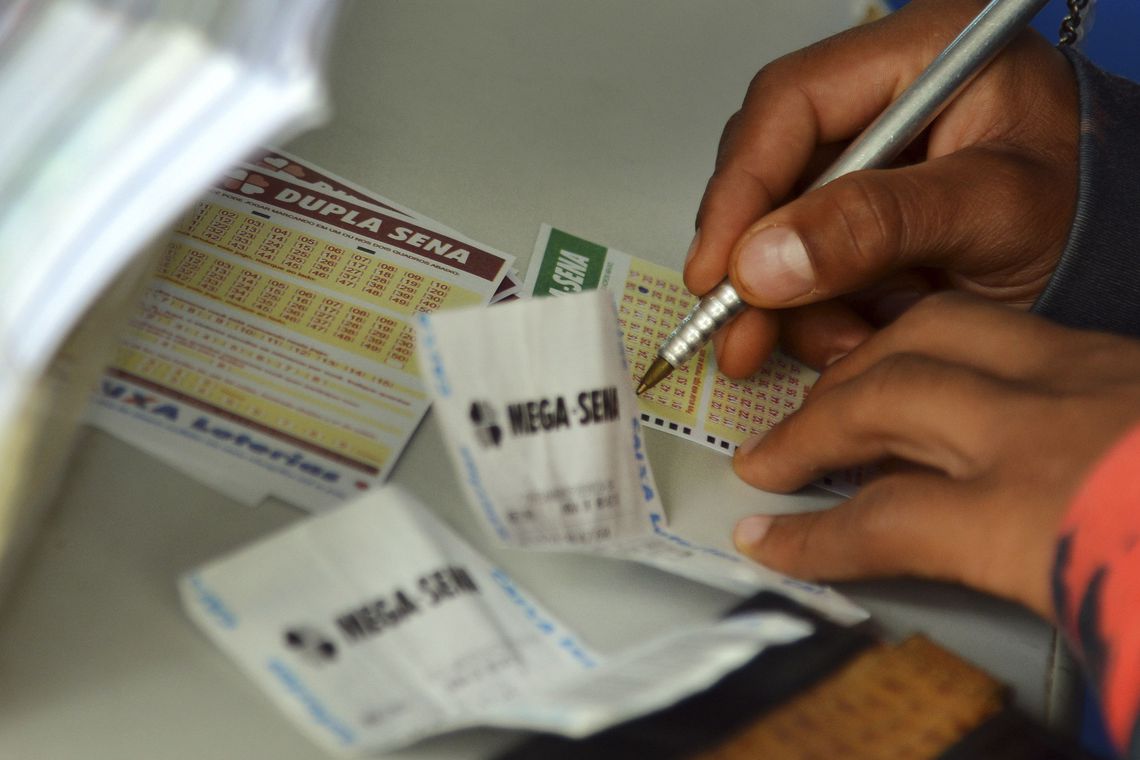 Mega-Sena acumula e pode pagar R$ 125 milhões na quarta-feira
