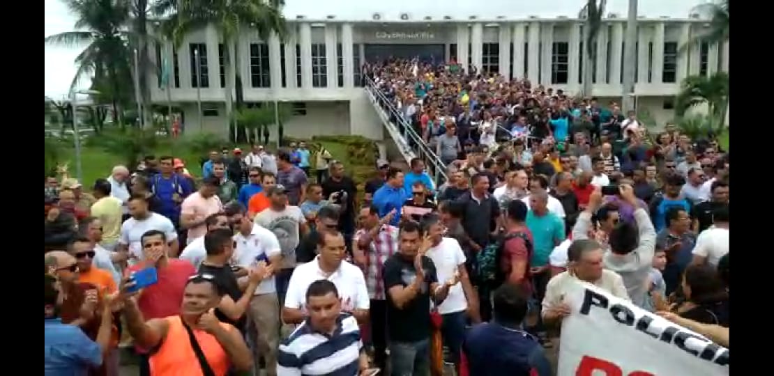 (VÍDEO) PMs e bombeiros lotam Governadoria e paralisam atividades; assista
