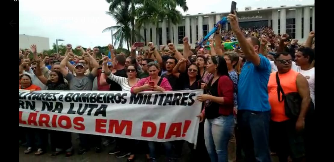 (VÍDEO) "Governo parou", cantam PMs em frente à Governadoria do RN; assista