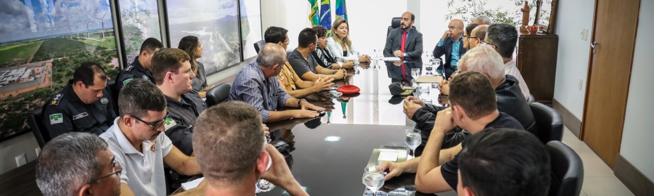 Governo promete reduzir distorções salariais e militares encerram paralisação
