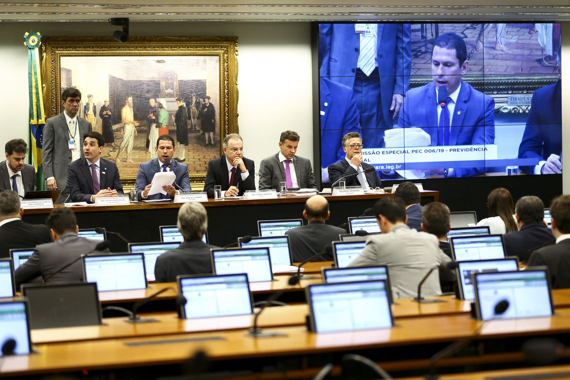 Comissão da reforma da Previdência deve debater relatório nesta terça