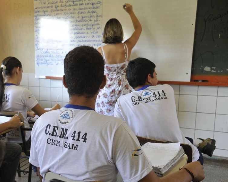 Autorização para trabalho aos domingos e feriados será permanente