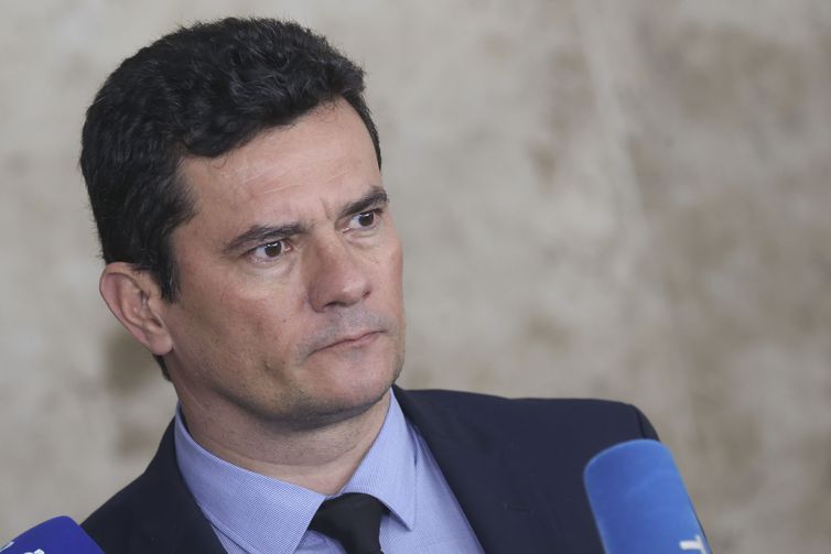 No Senado, Moro fala em sensacionalismo e diz que não tem o que esconder