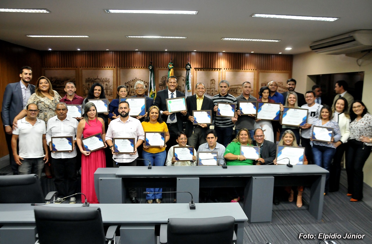 Profissionais vendedores de planos de saúde recebem homenagem da Câmara
