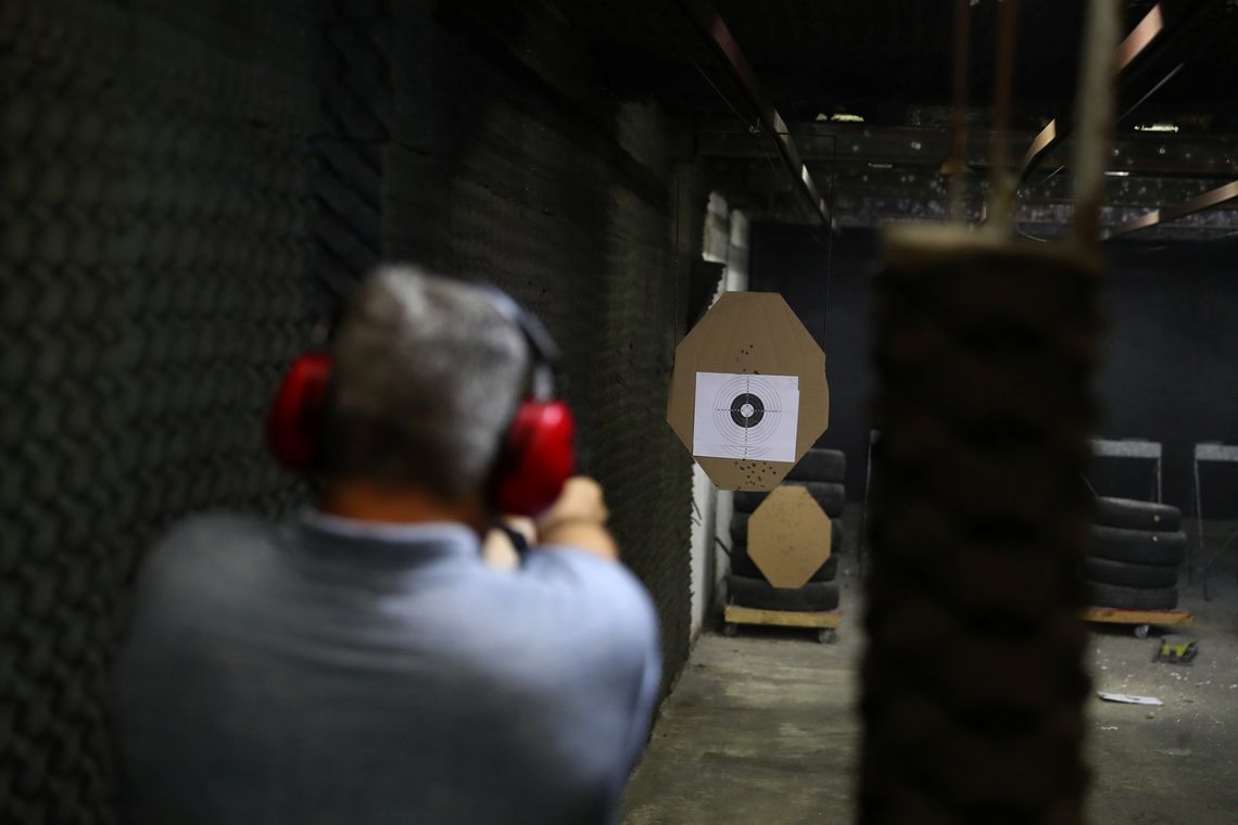 Bolsonaro contradiz porta-voz, revoga decreto de armas e edita nova versão