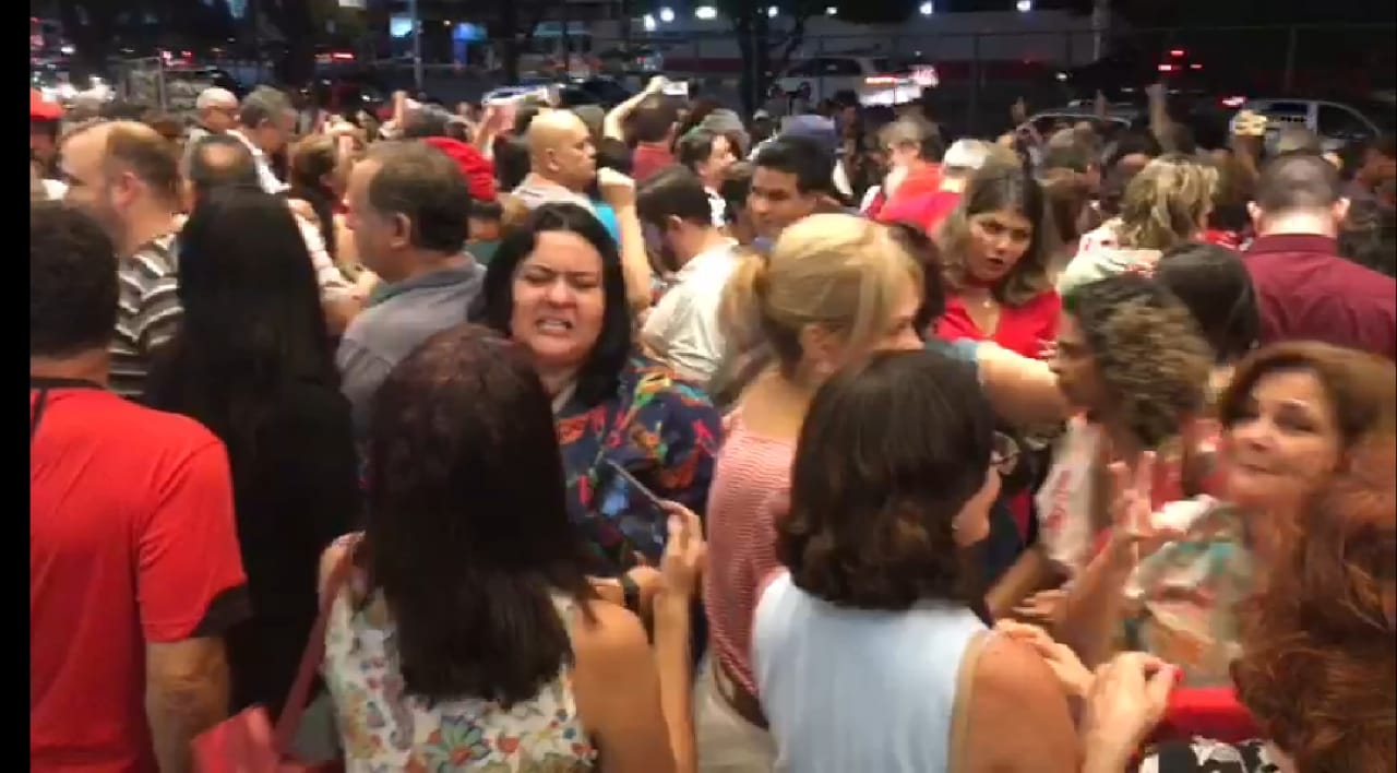 Assista: Manifestantes se concentram em frente ao Midway em apoio a Lula