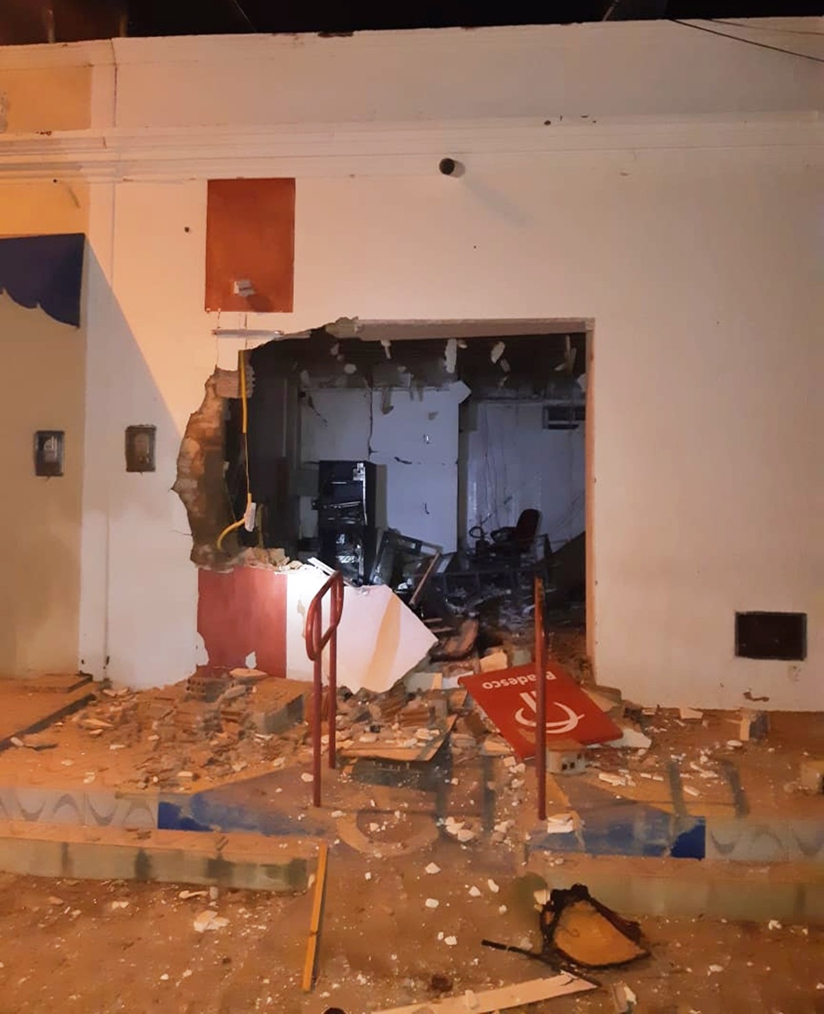 Bandidos tocam terror em cidade do RN, explodem banco e metralham Prefeitura