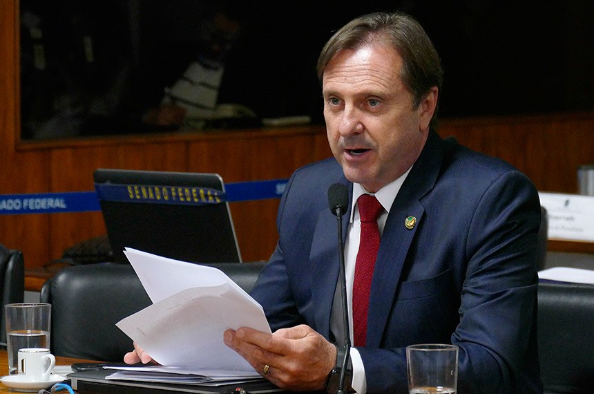 Preso em regime aberto, senador vai passar férias no Caribe