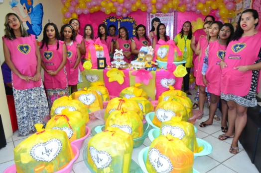 Gestantes recebem kits com enxoval completo para o seu bebê