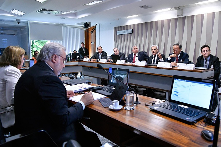 Senador do RN critica política da Petrobras: "Joga fora 5 décadas de lutas"