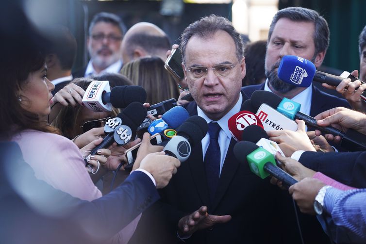 Leitura do parecer complementar da reforma da Previdência é adiada